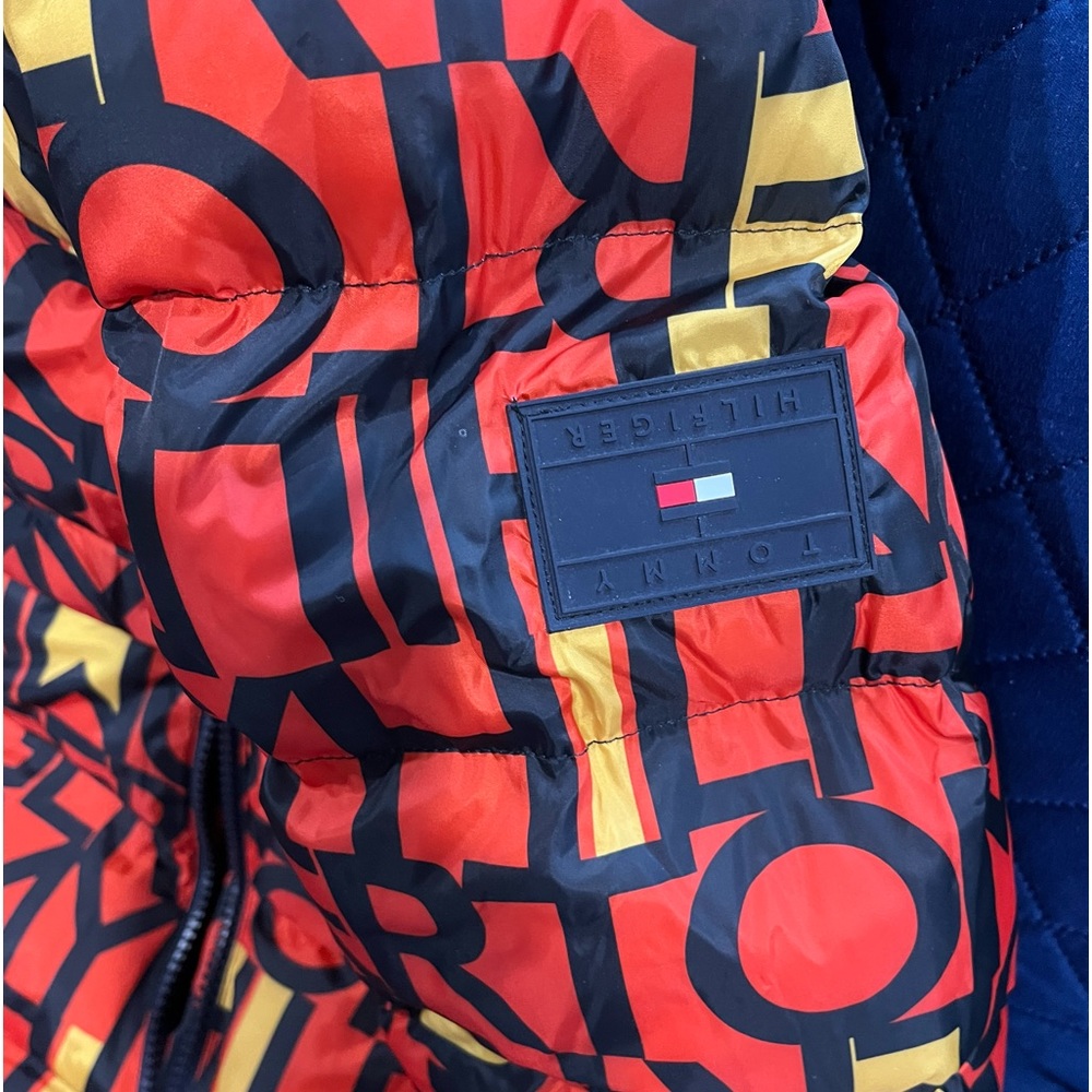 Warm and stylish Tommy Hilfiger All Over Print Motif Jacket - Picture 3 of 6